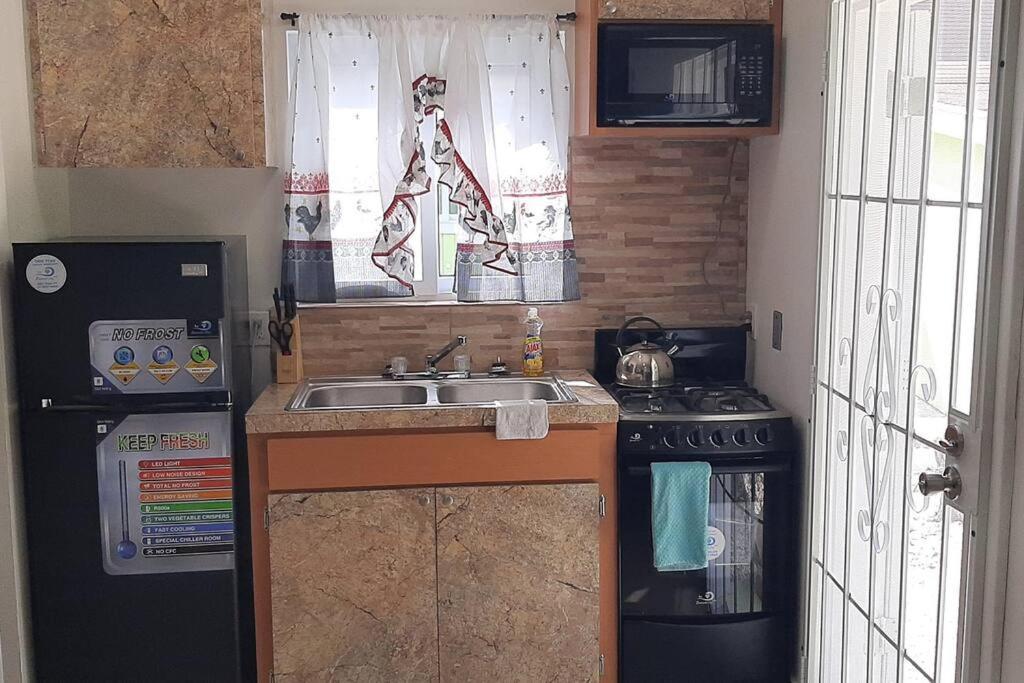 Budget & Basic In Local Neighborhood, 7Min Drive To Downtown Nassau Beach Paradise Apartment Exterior photo
